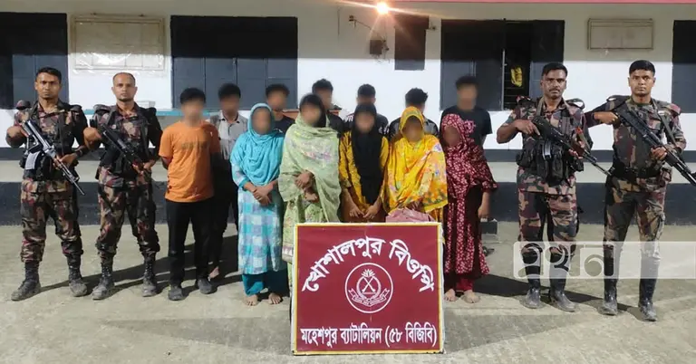 অবৈধ পারাপারের সময় আটক ১২